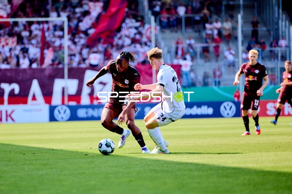 Duell um den Ball auf dem Feld