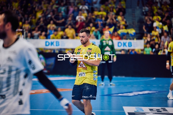 Jannik Kohlbacher von den Rhein Neckar Löwen klatscht in die Hände während des Spiels.