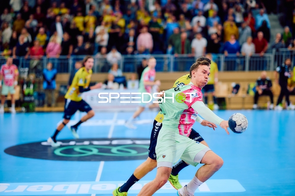 Ein Spieler von Füchse Berlin versucht, den Ball zu fangen