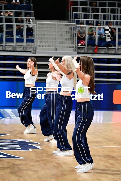 Cheerleader tanzen auf Court