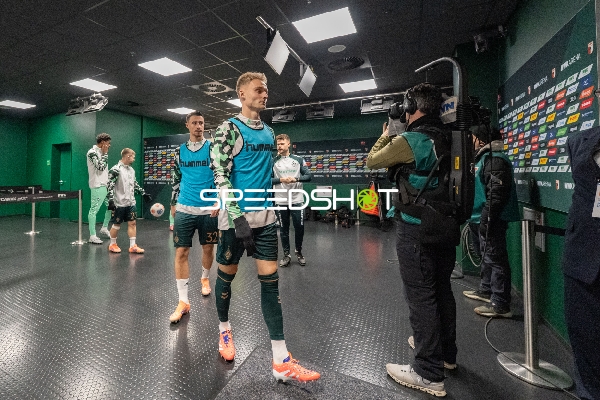 Spieler und Trainer vor dem Spiel