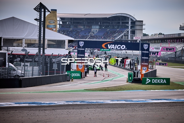 Rennfahrzeuge in der Boxengasse