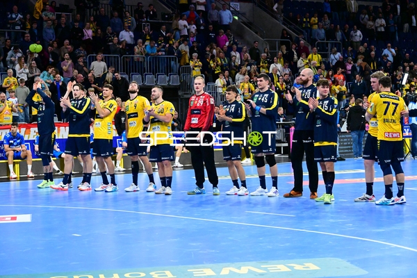 Spieler von Rhein Neckar Löwen applaudieren