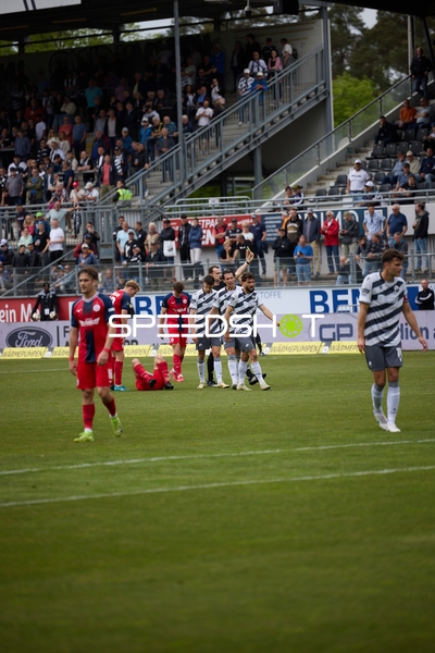 Gelbe Karte Lion Schuster (4;SV Sandhausen) an Sigurd Haugen (18;FC Hansa Rostock)