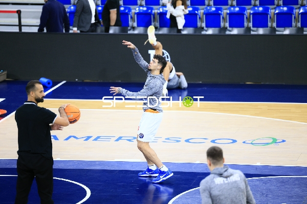 Samuell Williamson (10; MLP Academics Heidelberg) beim Wurf, Dusan Neskovic (7; MLP Academics Heidelberg) schaut zu