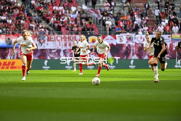 Spieler laufen dem Ball nach