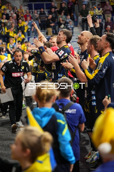 Jubel mit Mathias Larson (4; Rhein Neckar Löwen) und Teamkollegen