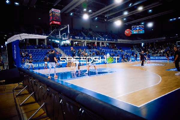 Aufwärmen der Spieler auf dem Basketballfeld