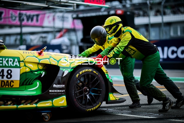 Fahrzeug in der Boxengasse