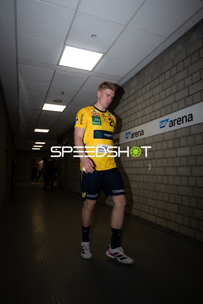 Haukur Thrastarson (25; Rhein Neckar Löwen) läuft im Gang