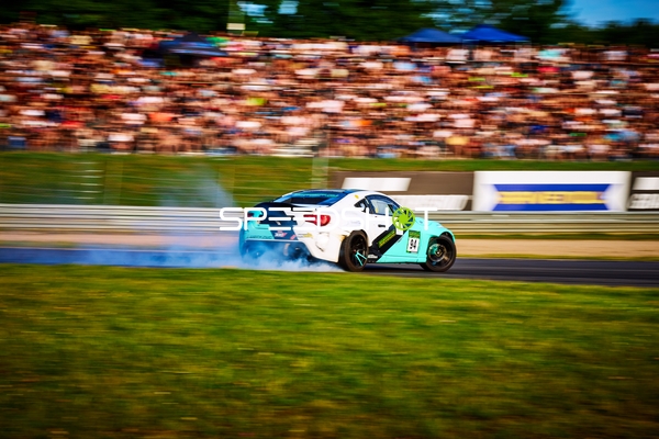 Rennfahrzeug driftet auf der Rennstrecke