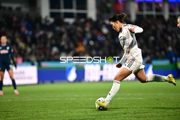 Schuss von Tuva Hansen (6; FC Bayern München)