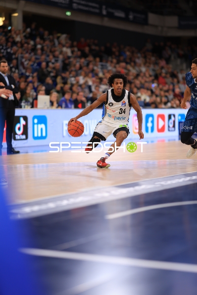 Ross Williams (34; Veolia Towers Hamburg) mit Ball