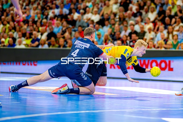 Foul  an Jon Lindenchrone Andersen (42;Rhein Neckar Löwen)