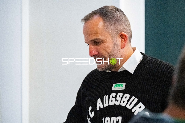 Person in FC Augsburg Pullover