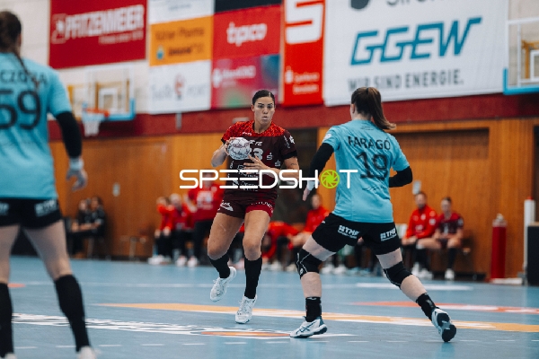 Lucie-Marie Kretzschmar (33; HSG Bensheim/Auerbach) mit Ball in Aktion