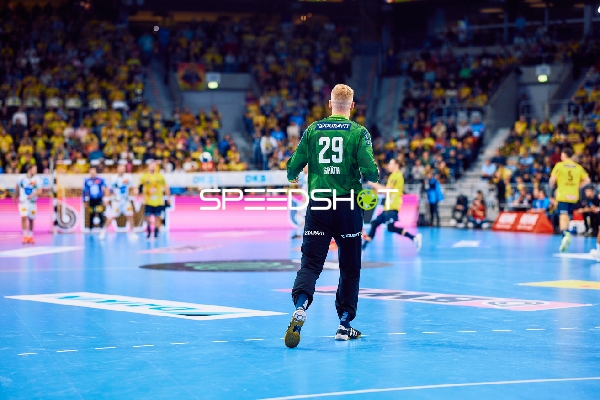 Ein Spieler von SC Magdeburg ist aktiv auf dem Spielfeld.