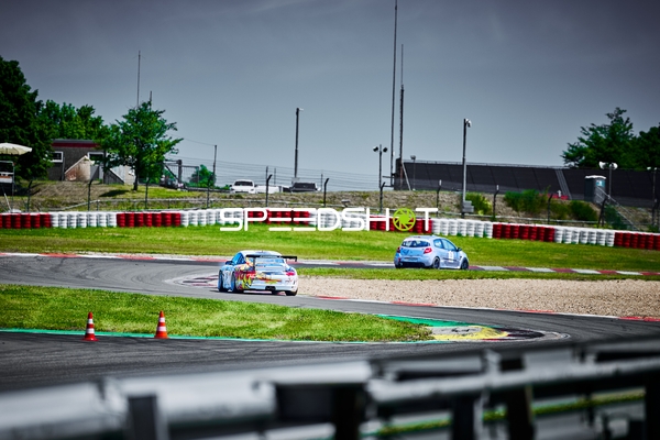 Luca Ludwig (1, Scherer Sport PHX) vor Danny Soufi (7, Konrad Motorsport)