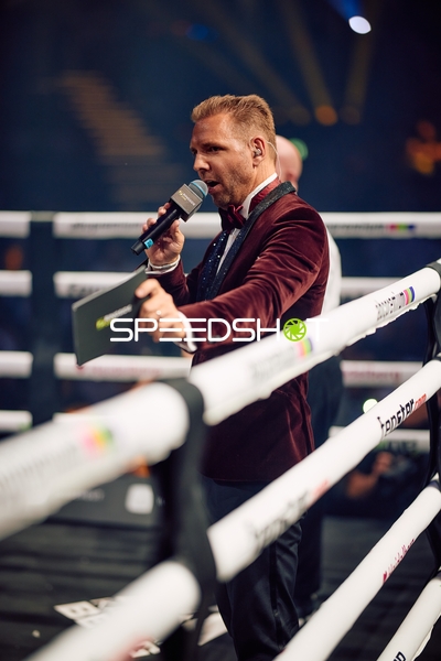 Moderator im Ring bei Ringside Zone