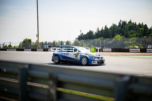 Rennfahrzeug auf der Rennstrecke