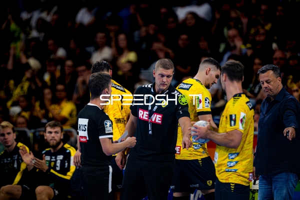 Trainer und Co-Trainer an der Seitenlinie