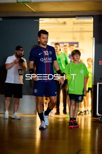 Spieler mit Ball in Halle