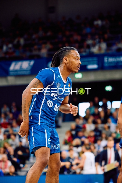 Ein Spieler der MLP Academics Heidelberg steht auf dem Spielfeld.