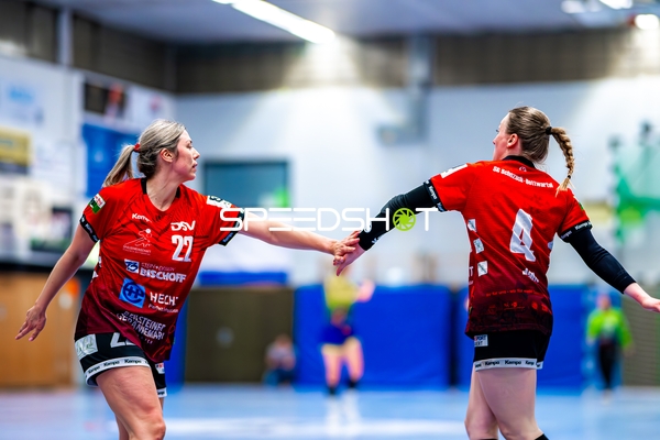 Saskia Fackel (22, SG Schozach-Bottwartal) und Esther Adam (4, SG Schozach-Bottwartal) halten Hände