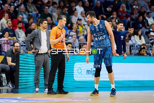 Szene mit Paul Zipser (9; MLP Academics Heidelberg) und Teamstaff