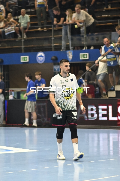 {48_??} positioniert sich