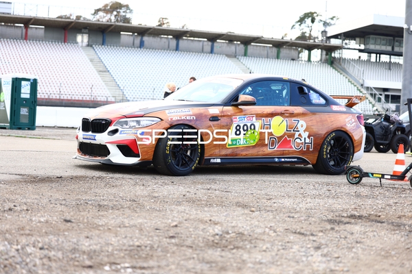 BMW mit Startnummer 899 auf der Rennstrecke