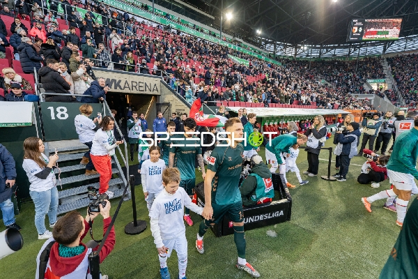 Spieler betreten Spielfeld