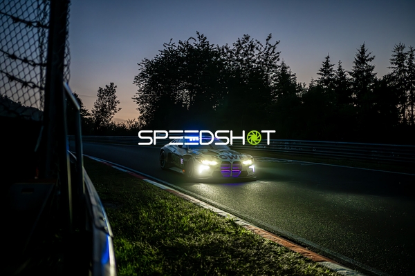 Rennfahrzeug bei Nacht auf dem Nürburgring