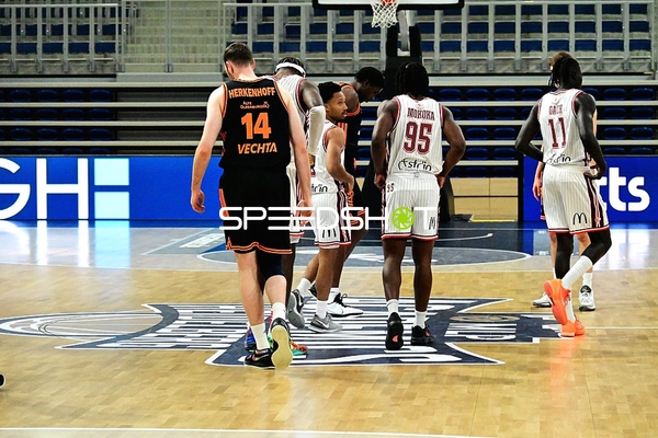 Spieler beider Teams auf Court