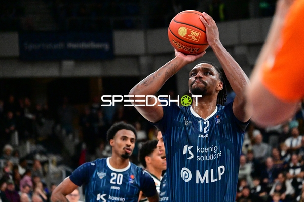 Osun Osunniyi (12; MLP Academics Heidelberg) bereitet Wurf vor