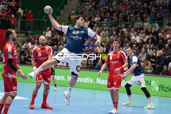 Aron Seesing (49; Bergischer HC) mit Wurf im Angriff