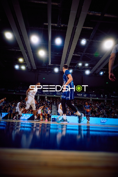 Spielszene auf dem Basketballfeld mit Spielern im Fokus.