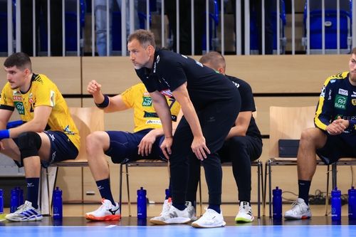 Maik Machulla (Trainer; Rhein Neckar Löwen) beobachtet das Spiel