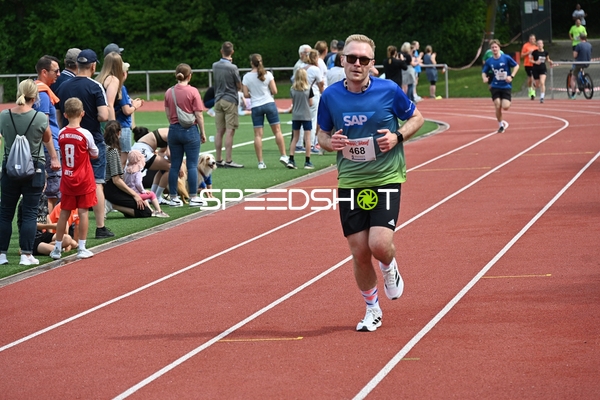 Läufer beim TVE Sommerlauf Edingen 2025