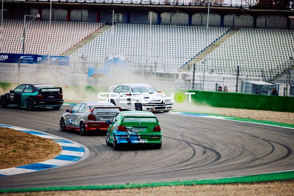 BMW dreht sich in der Kurve beim DMV Goodyear Racing Days