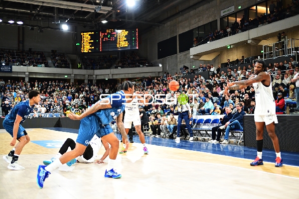 Josh Hawley (3; Basketball Löwen Braunschweig) in Aktion