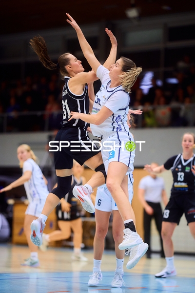 Nataliia Babii (31; KuSG Leimen Basketball) verteidigt im Sprung