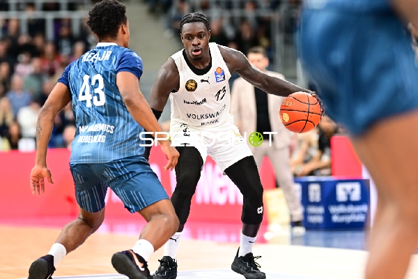 Barra Njie (13; Basketball Löwen Braunschweig) mit Ball gegen Eric Reed Jr. (43; MLP Academics Heidelberg)