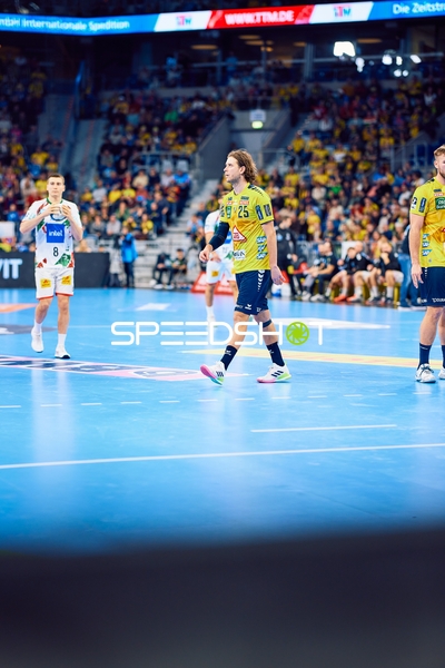 Spieler von Rhein Neckar Löwen in Aktion auf dem Spielfeld