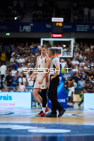 Spieler Jack White (4; FC Bayern Basketball) im Gespräch