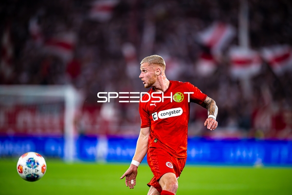 Spieler Louis Oppie (23; FC St. Pauli) mit Ball