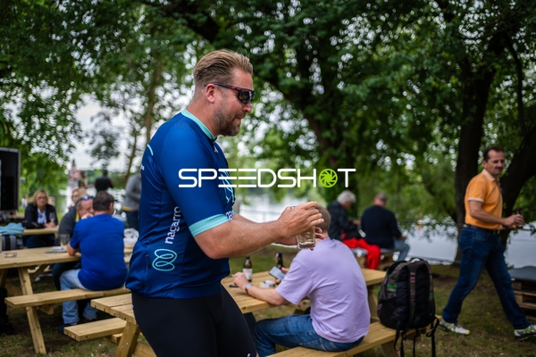 Feiernde Person im Fokus