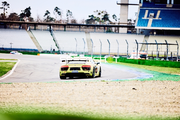 Rennwagen in Kurve auf dem Hockenheimring