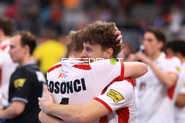 Fülöp LOSONCI (4; Österreich) umarmt Teamkollegen