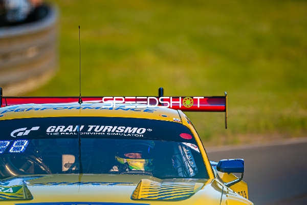 Rennfahrzeug auf der Rennstrecke